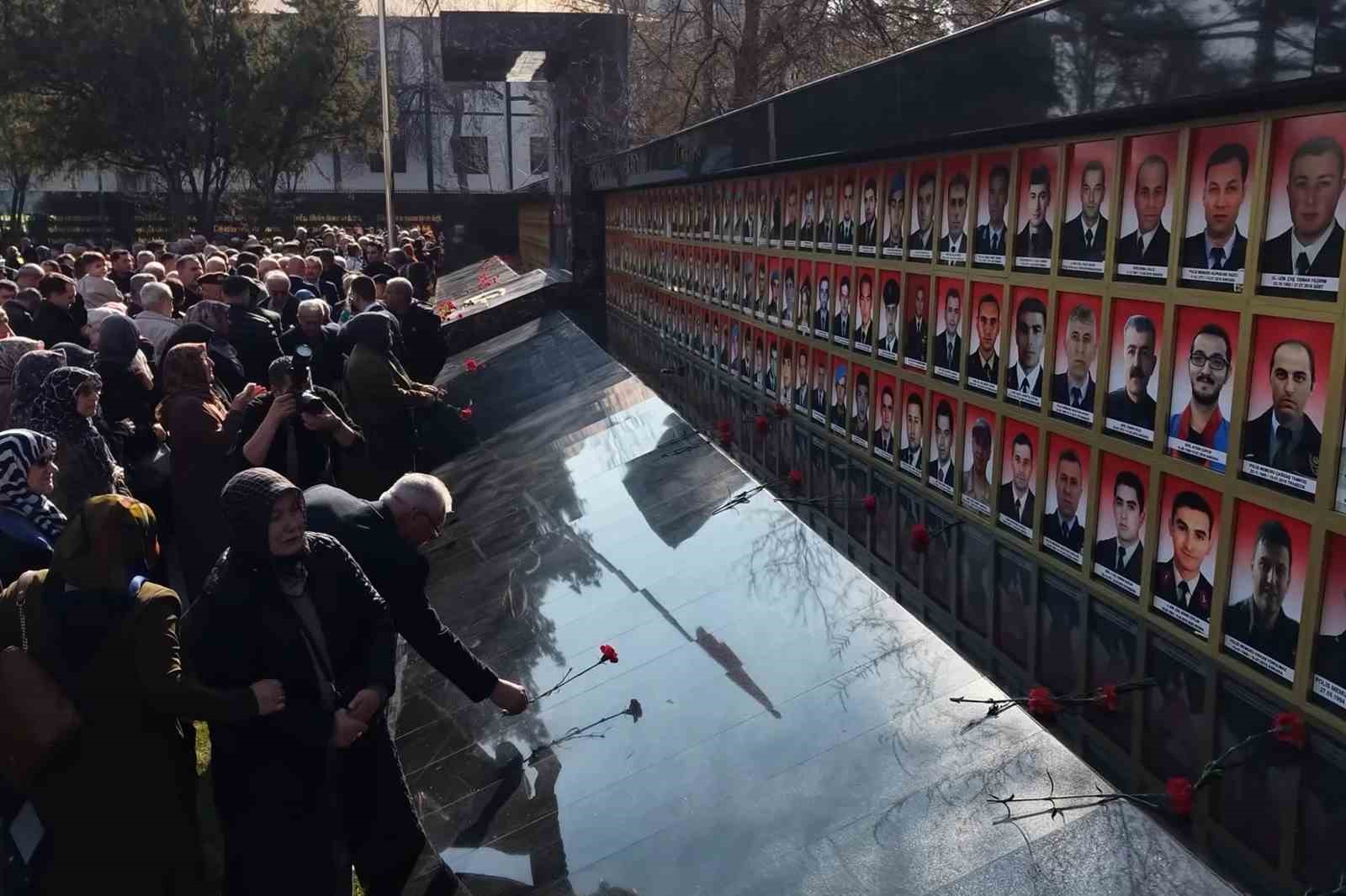 Şehit annelerinin evlat özlemi yürekleri dağladı: Fotoğraflarına bakıp dua ettiler
