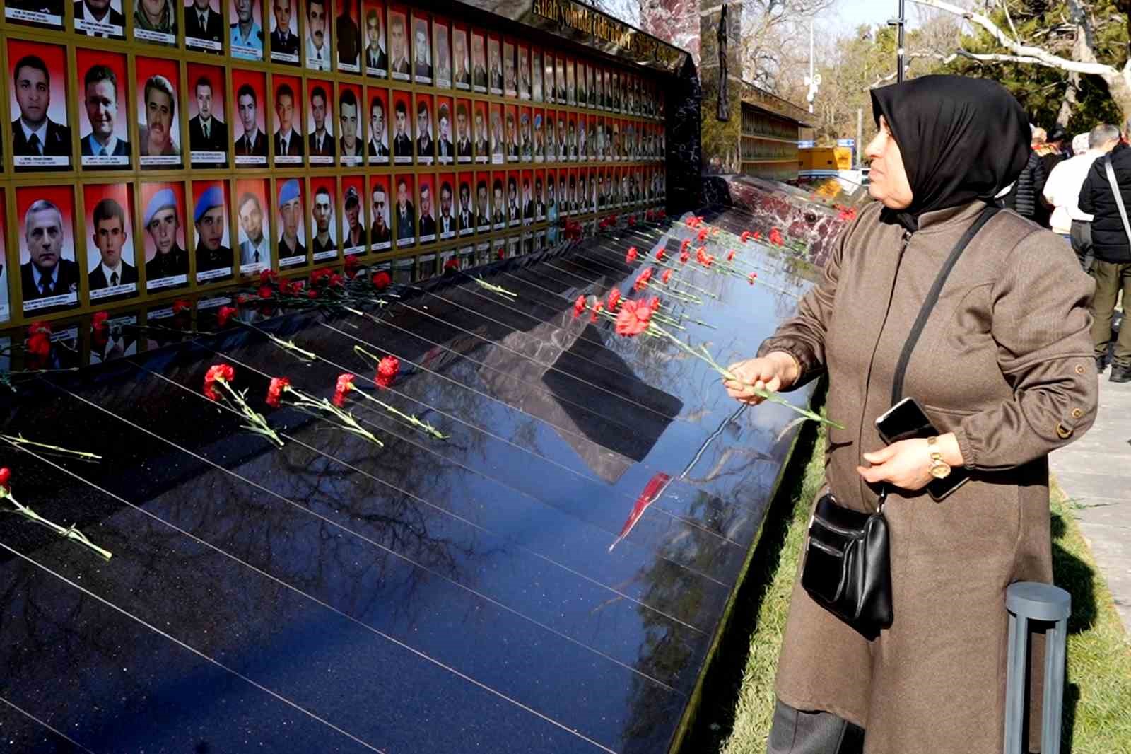 Şehit annelerinin evlat özlemi yürekleri dağladı: Fotoğraflarına bakıp dua ettiler
