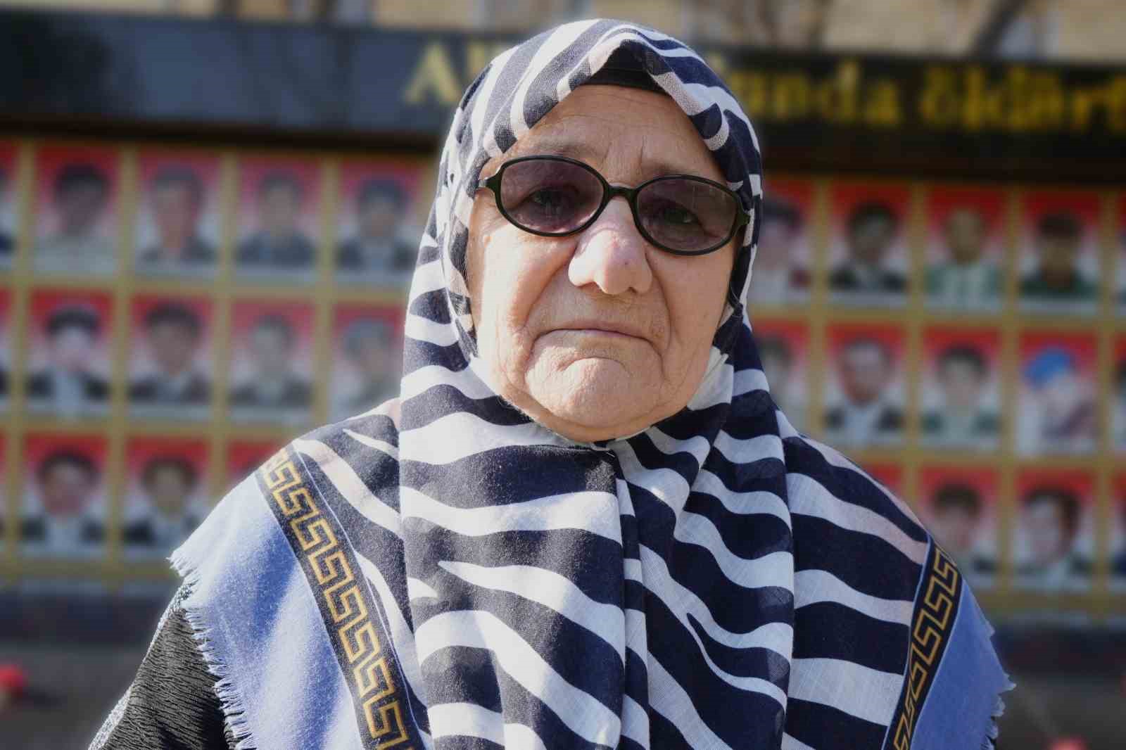 Şehit annelerinin evlat özlemi yürekleri dağladı: Fotoğraflarına bakıp dua ettiler
