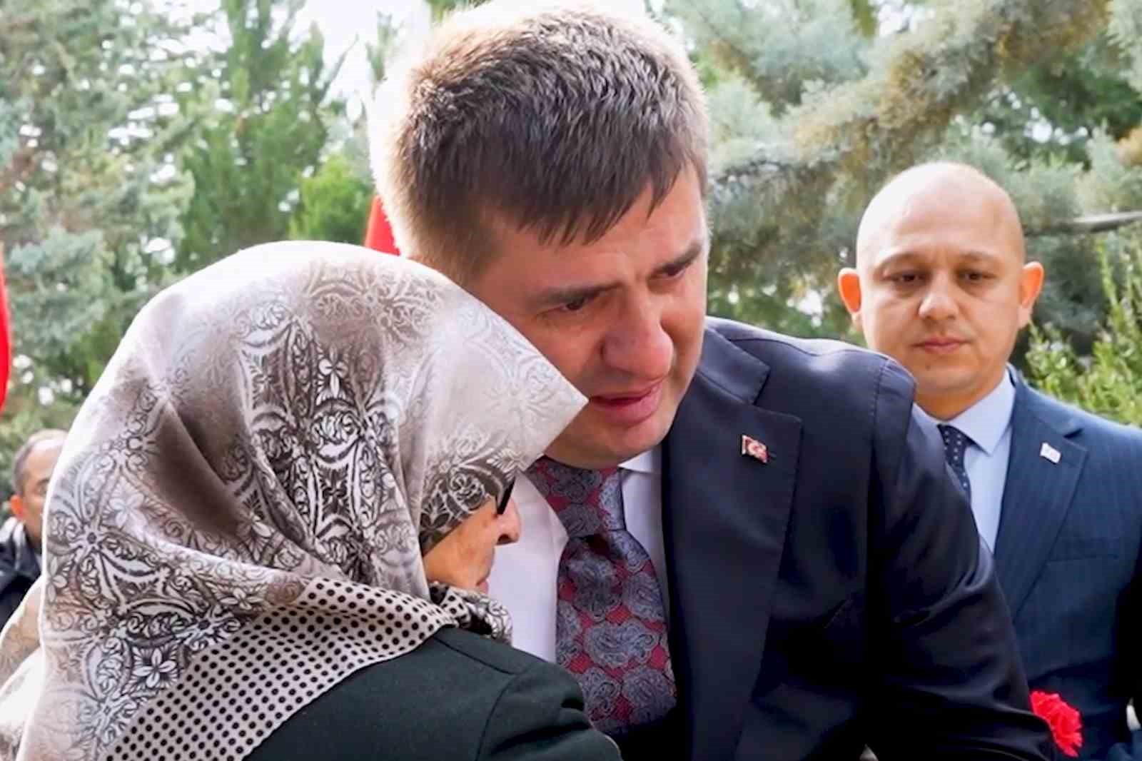 Şehit annesinin sözleri yürekleri burktu, Vali gözyaşlarını tutamadı
