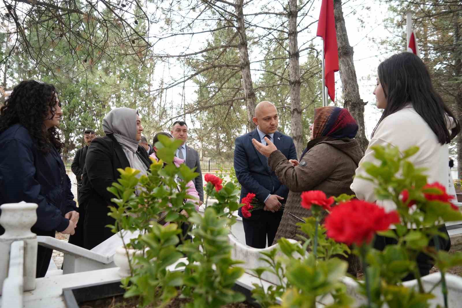 Şehit annesinin sözleri yürekleri burktu, Vali gözyaşlarını tutamadı
