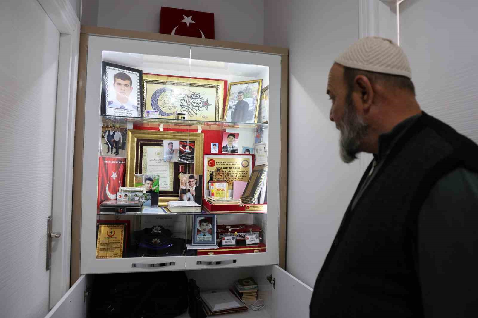 Şehit babası oğlundan kalan koleksiyona gözü gibi bakıyor
Şehit babası oğlundan kalan koleksiyona gözü gibi bakıyor