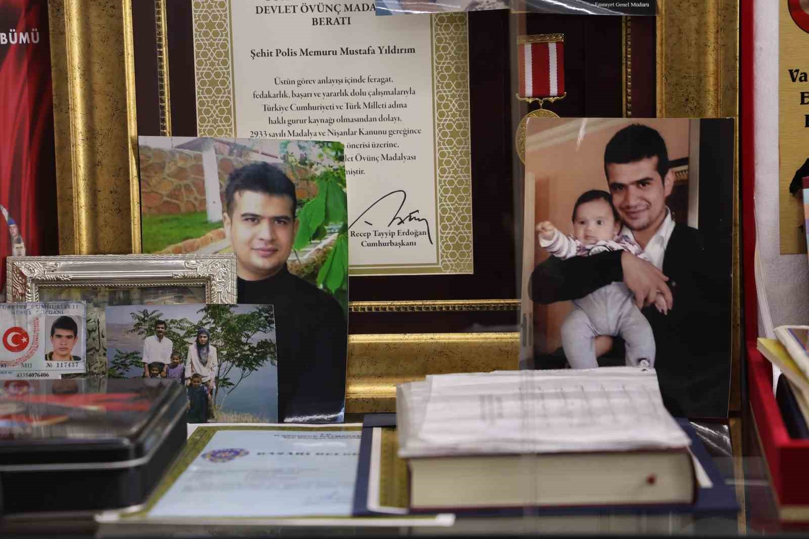 Şehit babası oğlundan kalan koleksiyona gözü gibi bakıyor
Şehit babası oğlundan kalan koleksiyona gözü gibi bakıyor