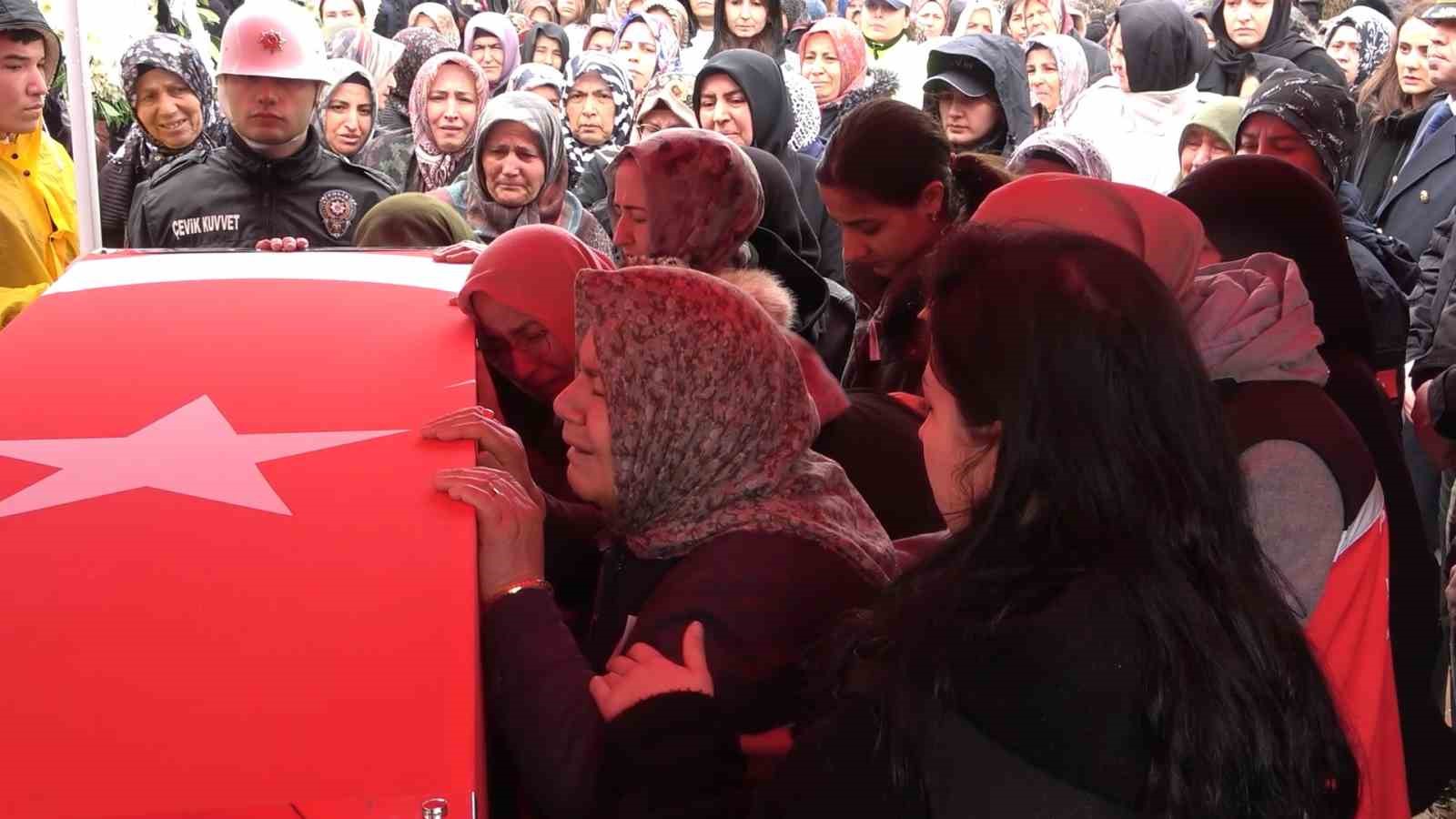 Şehit babaya son dokunuş: Yürek yakan veda
