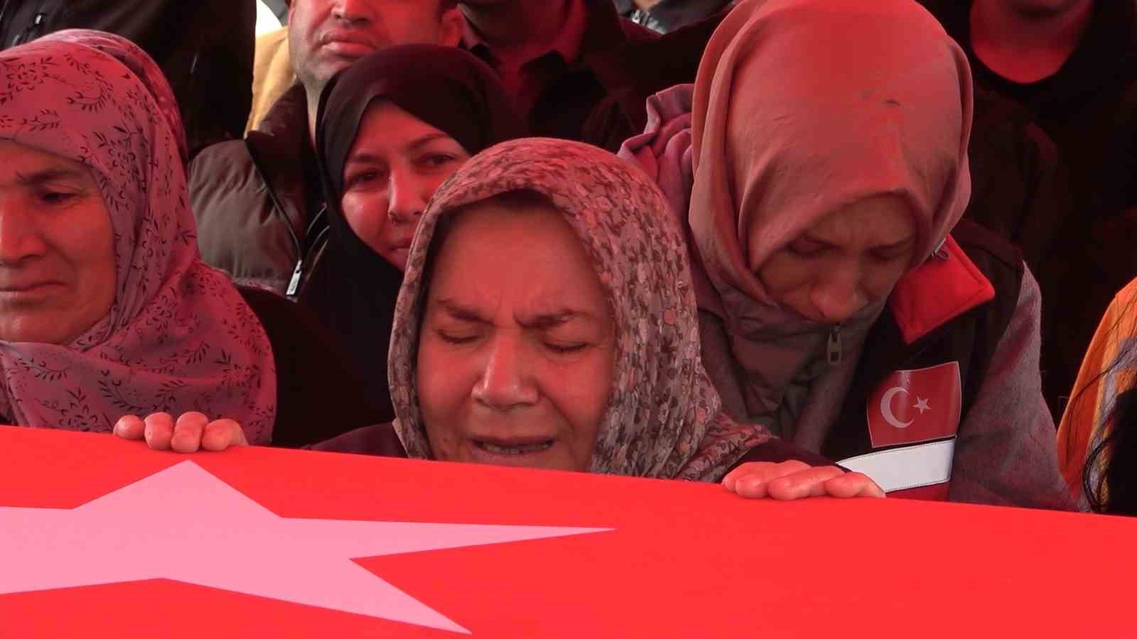 Şehit babaya son dokunuş: Yürek yakan veda
