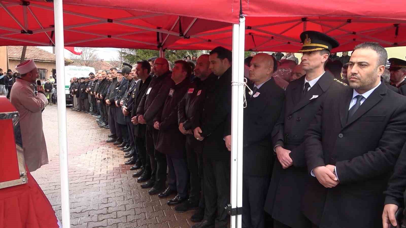 Şehit babaya son dokunuş: Yürek yakan veda
