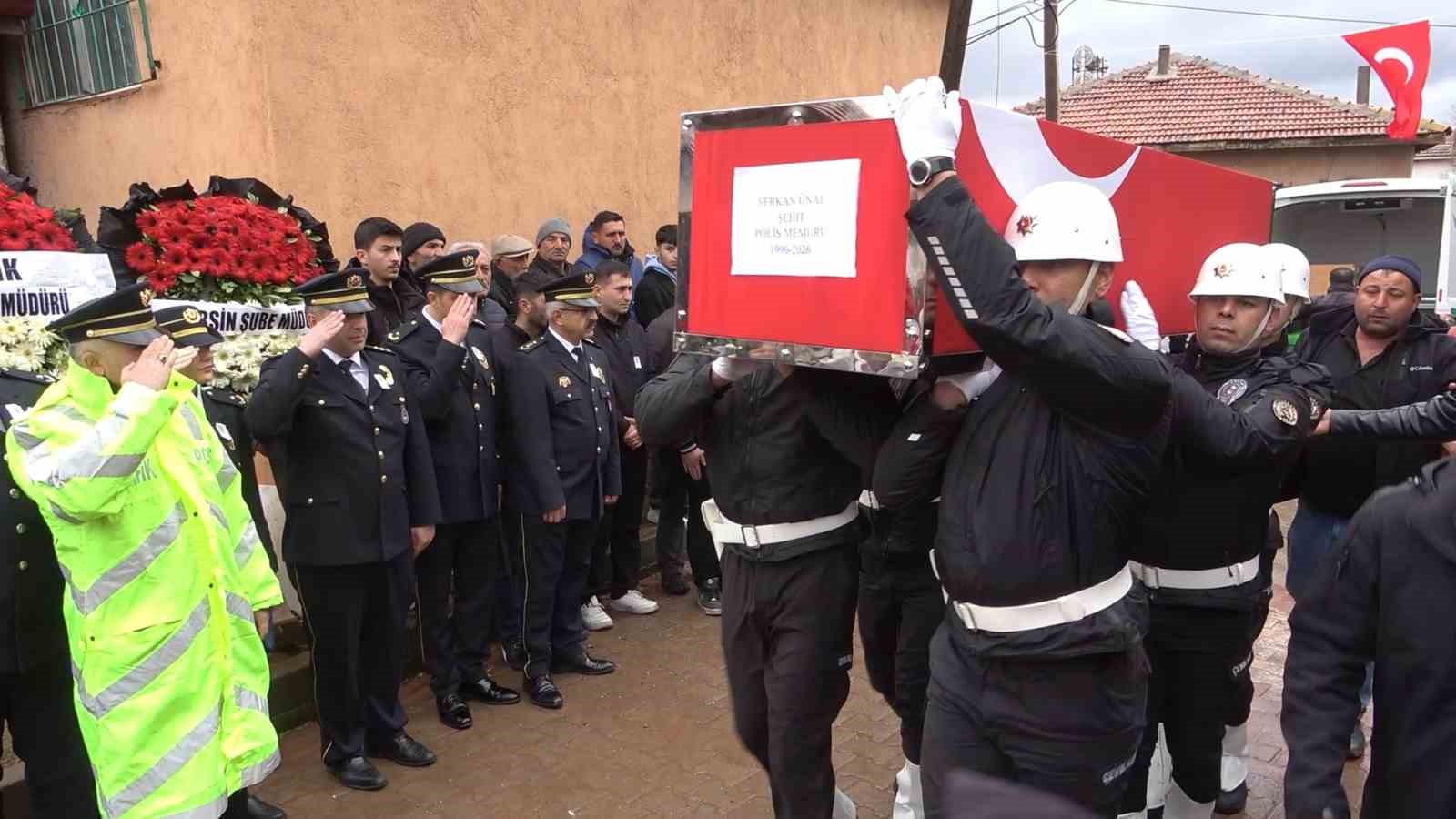 Şehit babaya son dokunuş: Yürek yakan veda
