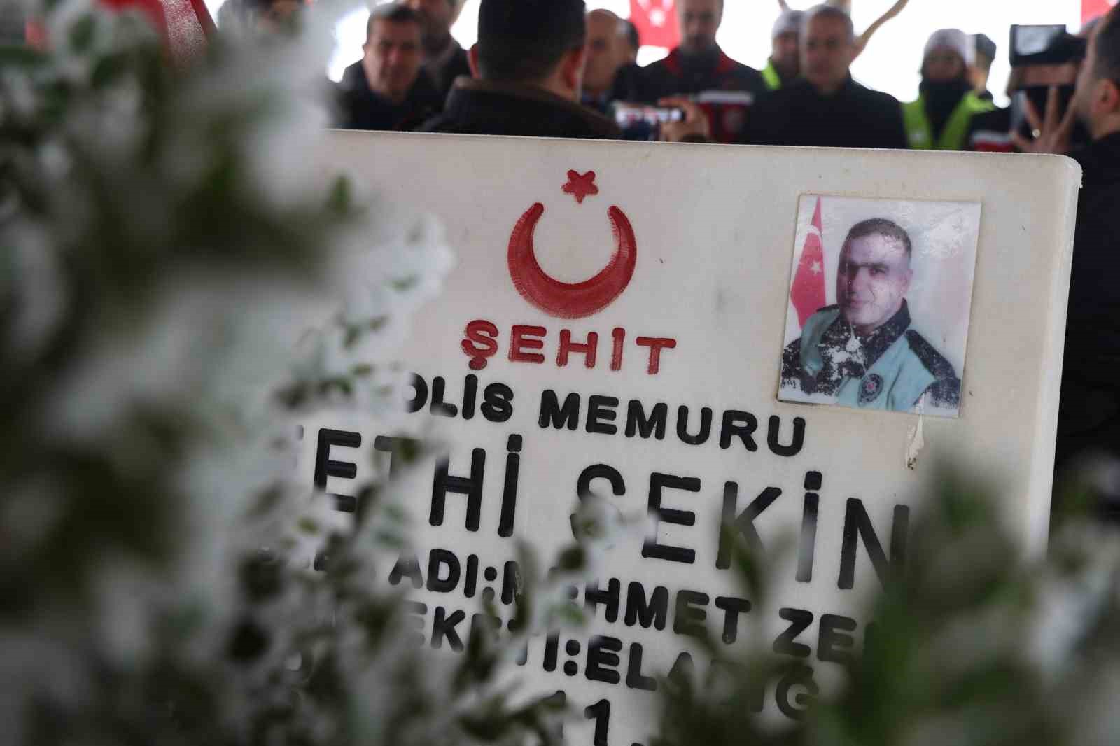 Şehit Fethi Sekin kabri başında anıldı

