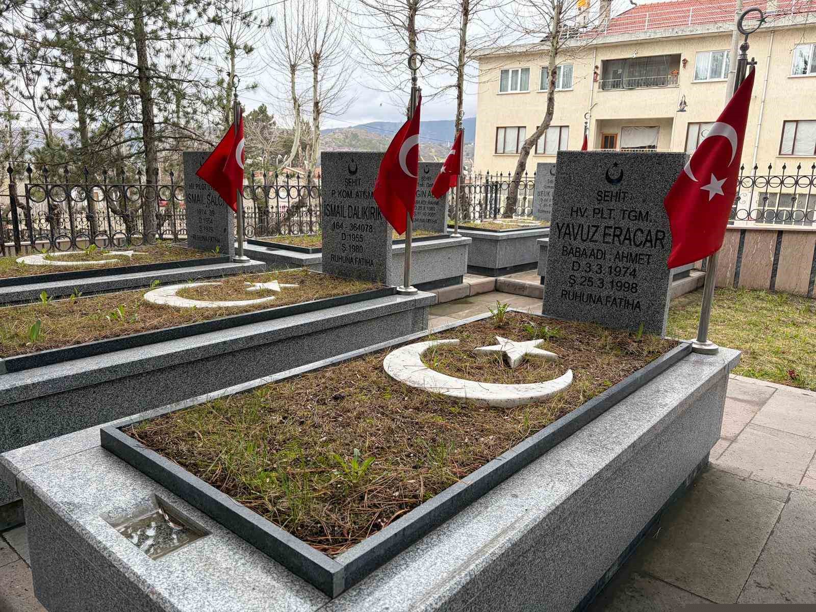 Şehit Hava Pilot Teğmen Yavuz Eracar kabri başında anıldı
