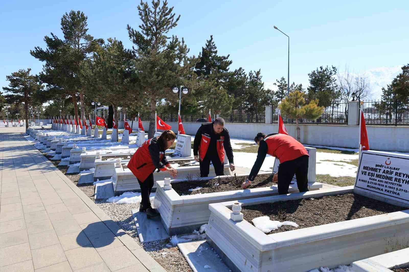 Şehit kabirleri bayram öncesi ziyaret ediliyor
