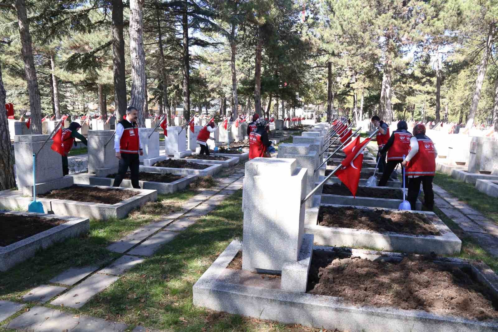 Şehit kabirleri bayram ve anma gününe hazır
