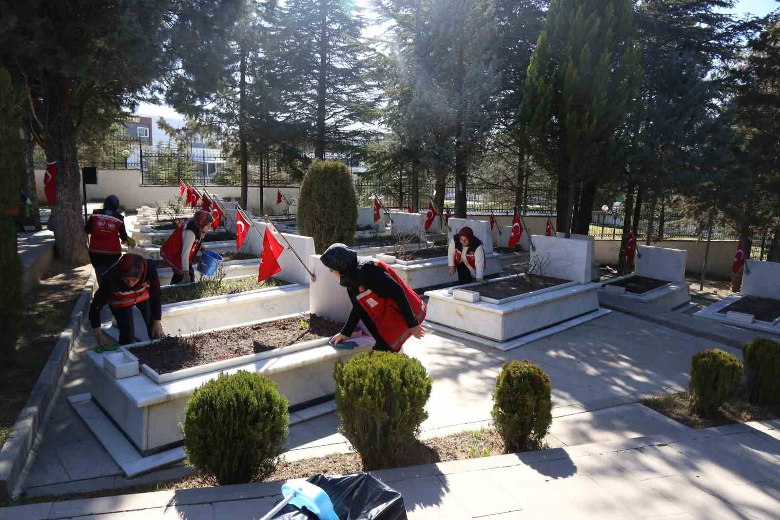 Şehit kabirleri bayram ve anma gününe hazır
