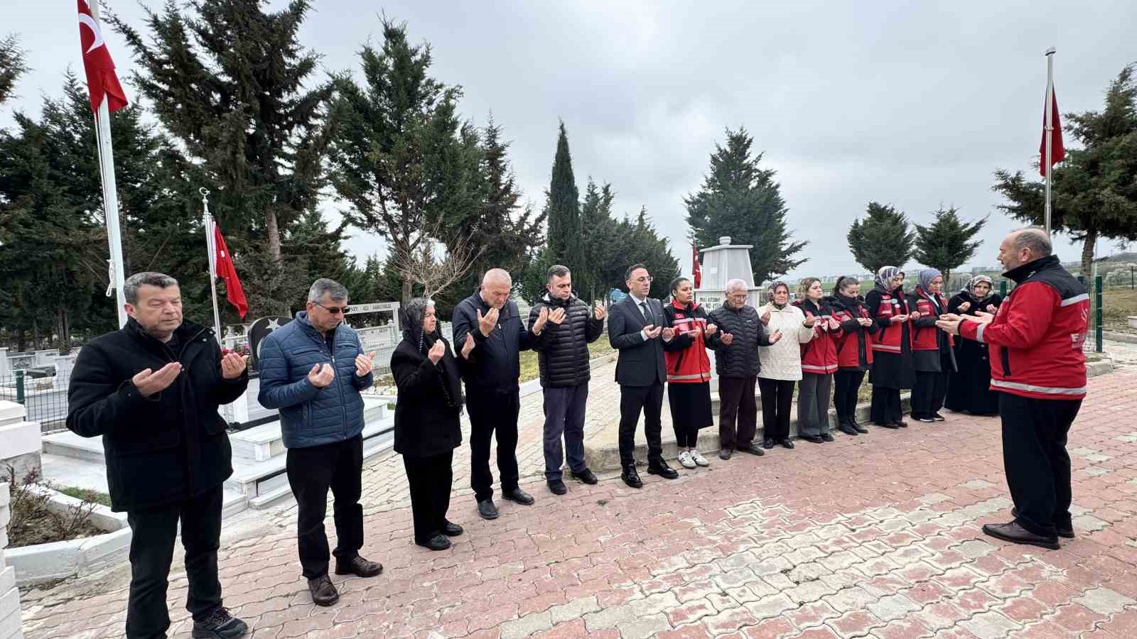 Şehit kabirlerine vefa dokunuşu
