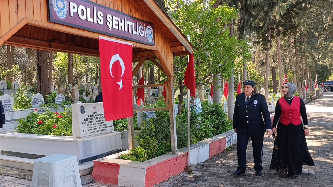 Şehit kızı polisler, babalarını andı
