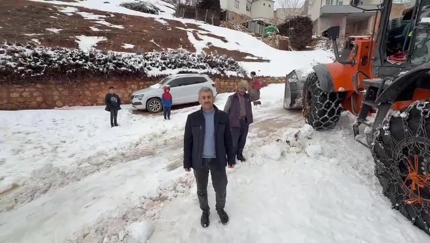 Şehit kızının mutluluğuna kar engel olamadı
Şehit kızının mutluluğuna kar engel olamadı