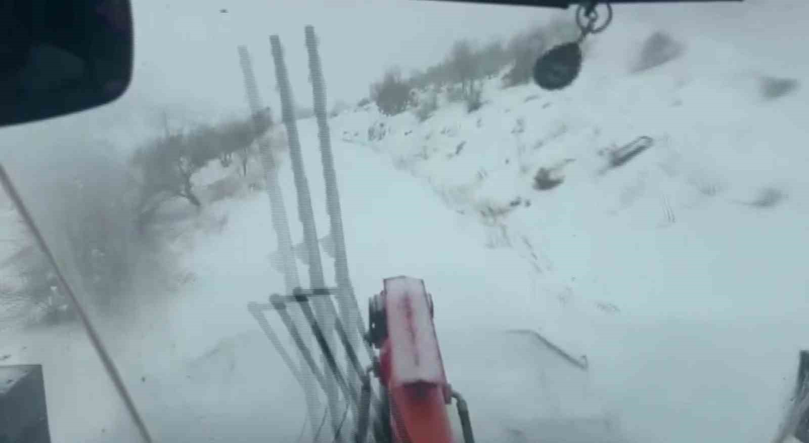 Şehit kızının mutluluğuna kar engel olamadı
Şehit kızının mutluluğuna kar engel olamadı
