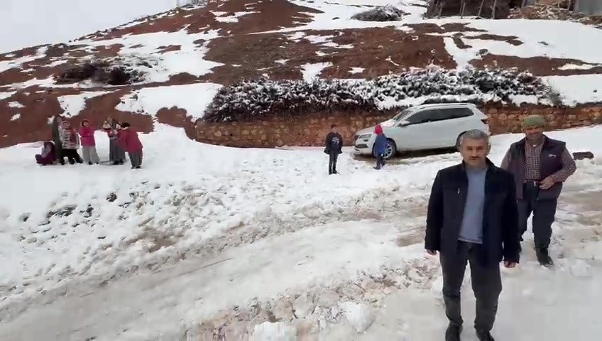 Şehit kızının mutluluğuna kar engel olamadı
Şehit kızının mutluluğuna kar engel olamadı
