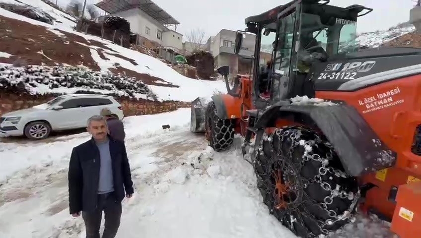 Şehit kızının mutluluğuna kar engel olamadı
Şehit kızının mutluluğuna kar engel olamadı