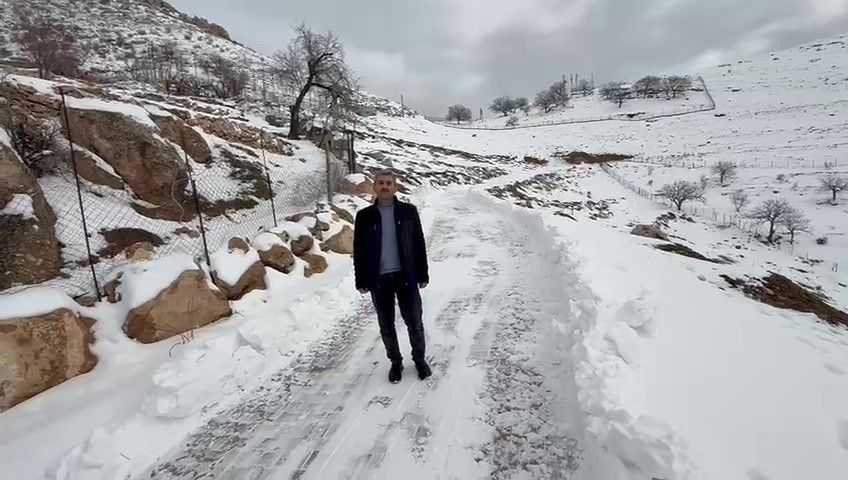 Şehit kızının mutluluğuna kar engel olamadı
Şehit kızının mutluluğuna kar engel olamadı