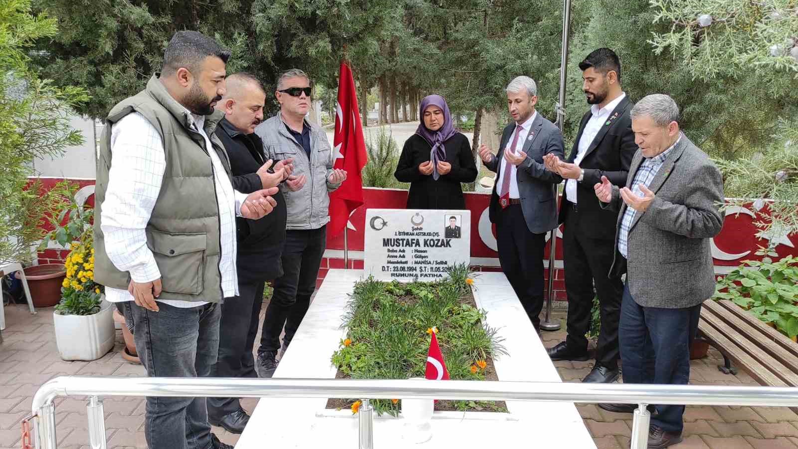 Şehit Mustafa Kozak’ın annesi Gülşen Kozak’ı duygulandıran ziyaret
Şehit Mustafa Kozak’ın annesi Gülşen Kozak’ı duygulandıran ziyaret