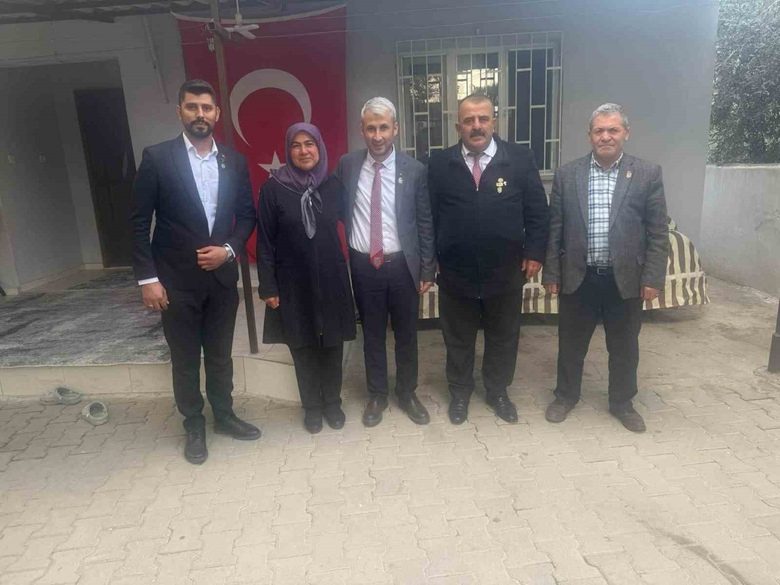 Şehit Mustafa Kozak’ın annesi Gülşen Kozak’ı duygulandıran ziyaret
Şehit Mustafa Kozak’ın annesi Gülşen Kozak’ı duygulandıran ziyaret