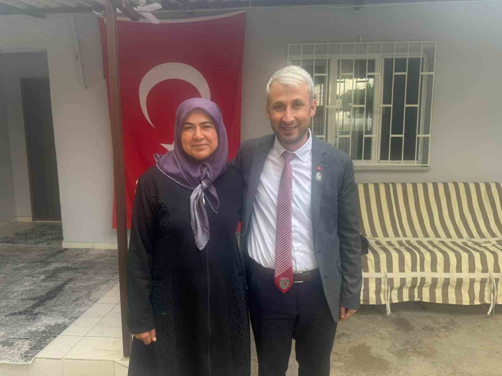 Şehit Mustafa Kozak’ın annesi Gülşen Kozak’ı duygulandıran ziyaret
Şehit Mustafa Kozak’ın annesi Gülşen Kozak’ı duygulandıran ziyaret