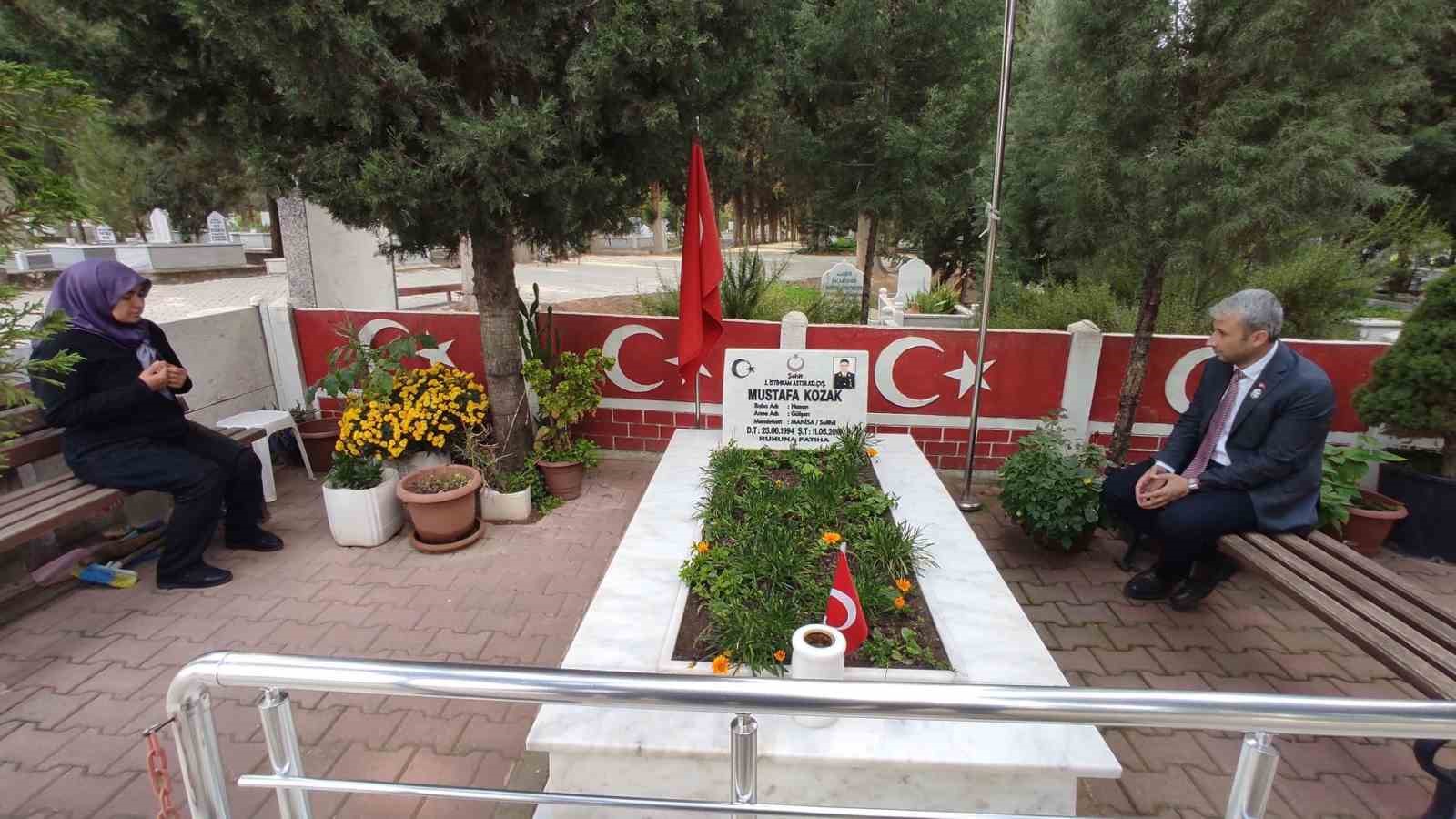 Şehit Mustafa Kozak’ın annesi Gülşen Kozak’ı duygulandıran ziyaret
Şehit Mustafa Kozak’ın annesi Gülşen Kozak’ı duygulandıran ziyaret