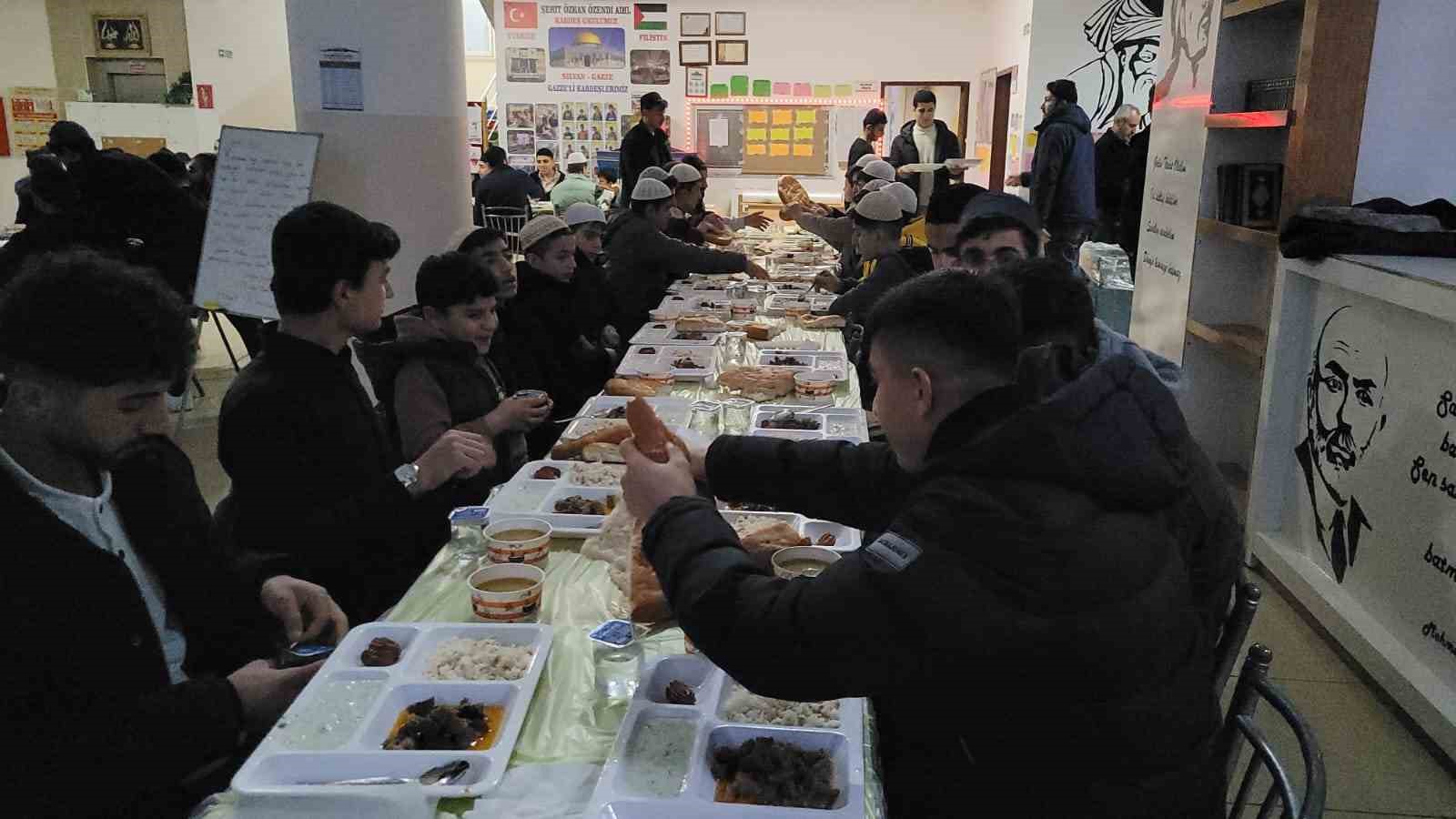 Şehit Özkan Özendi Anadolu İmam Hatip Lisesi’nden açık öğretim öğrencilerine iftar
