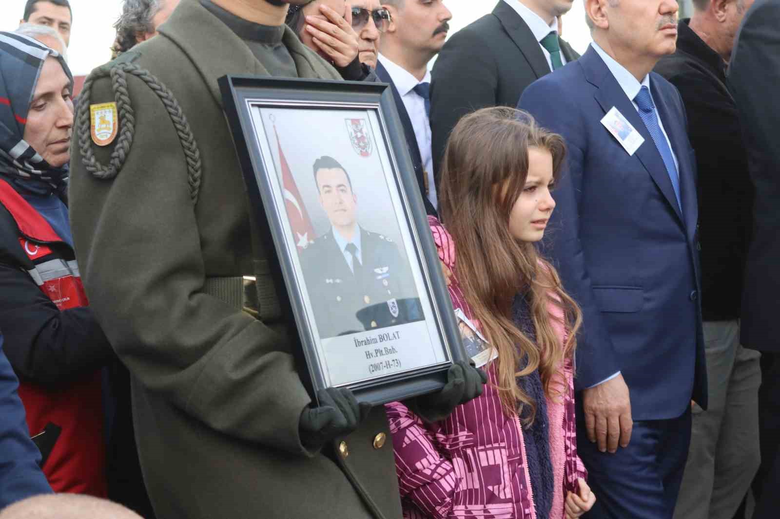 Şehit Pilot Binbaşı İbrahim Bolat İzmir’de son yolculuğuna uğurlandı
