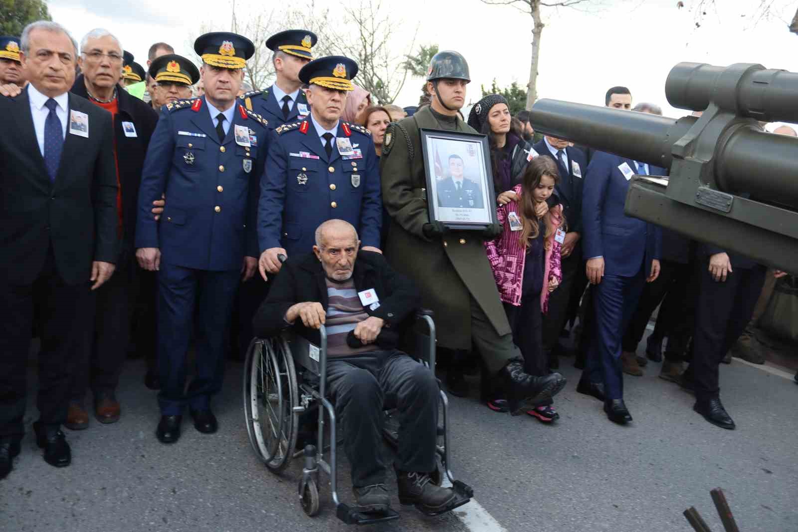 Şehit Pilot Binbaşı İbrahim Bolat İzmir’de son yolculuğuna uğurlandı
