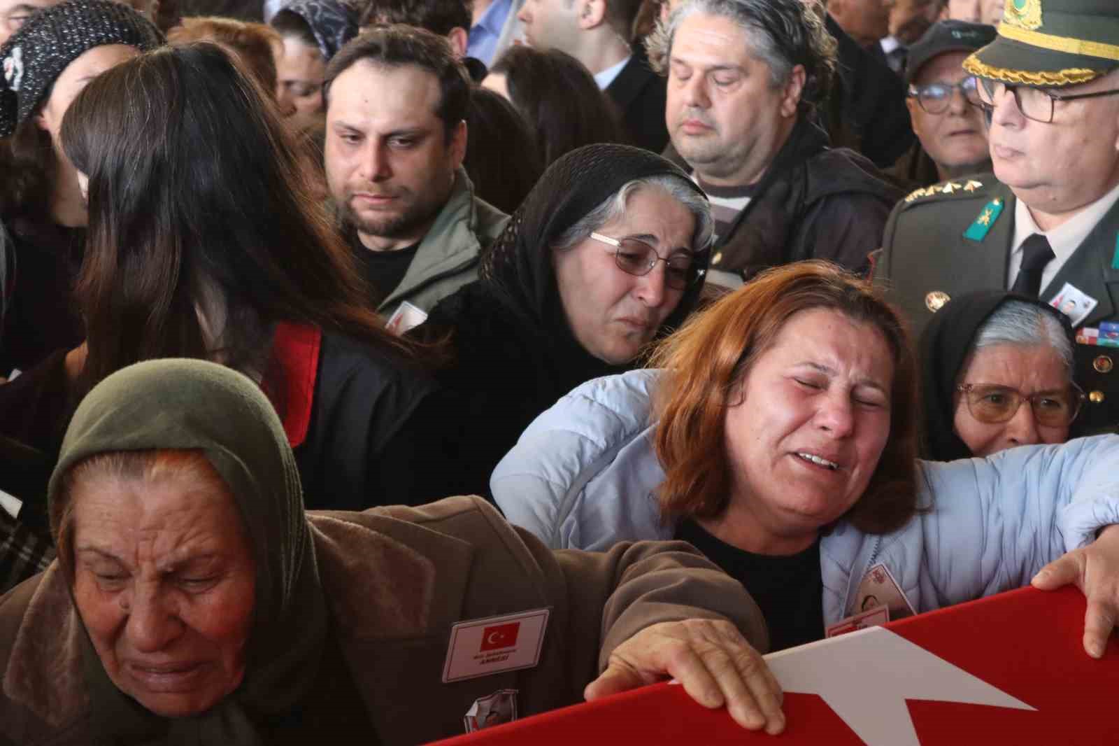 Şehit Pilot Binbaşı İbrahim Bolat İzmir’de son yolculuğuna uğurlandı
