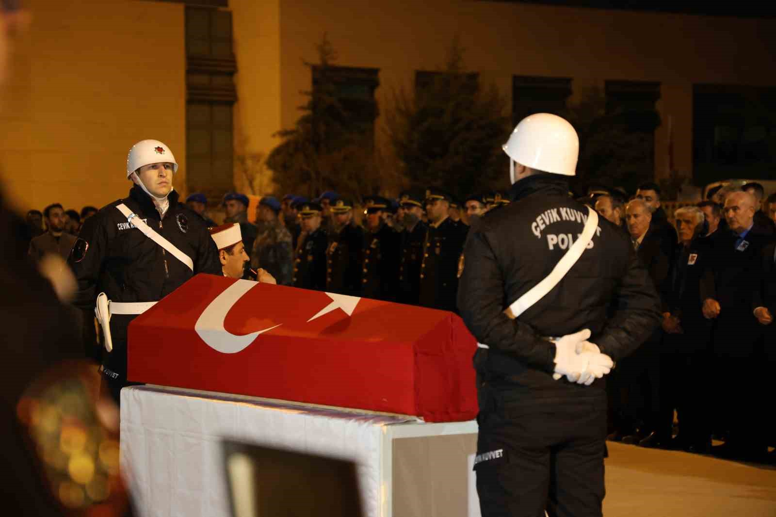 Şehit polis memuru Seçkin Yalçın, memleketi Elazığ’da törenle karşılandı
Şehit polis memuru Seçkin Yalçın, memleketi Elazığ’da törenle karşılandı