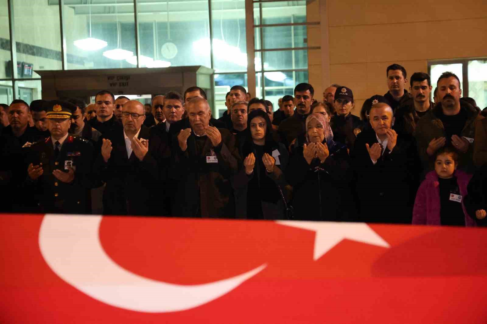 Şehit polis memuru Seçkin Yalçın, memleketi Elazığ’da törenle karşılandı
Şehit polis memuru Seçkin Yalçın, memleketi Elazığ’da törenle karşılandı