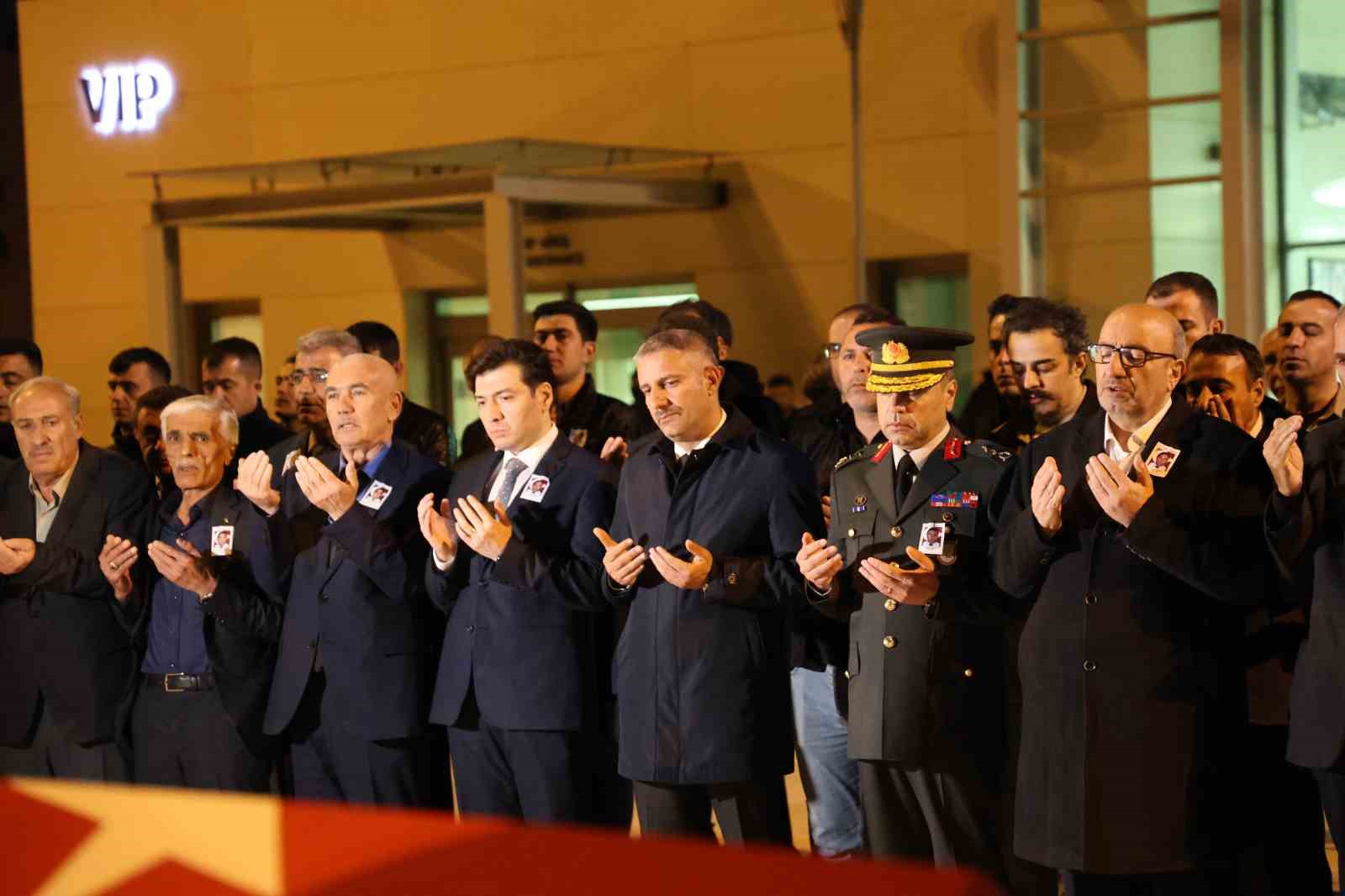 Şehit polis memuru Seçkin Yalçın, memleketi Elazığ’da törenle karşılandı
Şehit polis memuru Seçkin Yalçın, memleketi Elazığ’da törenle karşılandı
