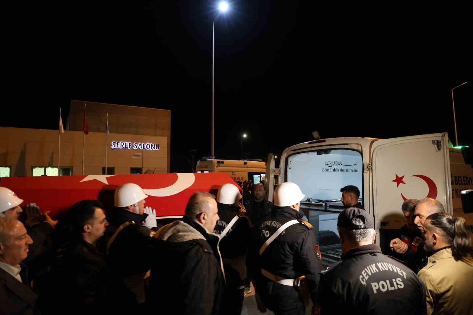 Şehit polis memuru Seçkin Yalçın, memleketi Elazığ’da törenle karşılandı
Şehit polis memuru Seçkin Yalçın, memleketi Elazığ’da törenle karşılandı