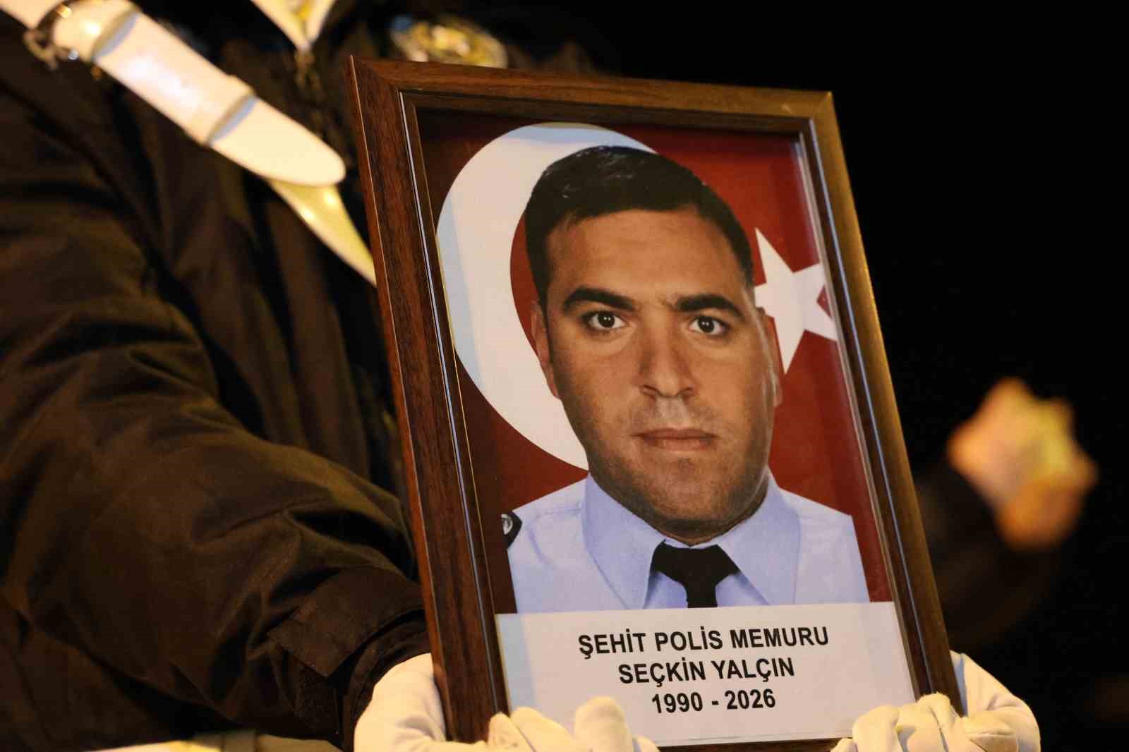 Şehit polis memuru Seçkin Yalçın, memleketi Elazığ’da törenle karşılandı
Şehit polis memuru Seçkin Yalçın, memleketi Elazığ’da törenle karşılandı