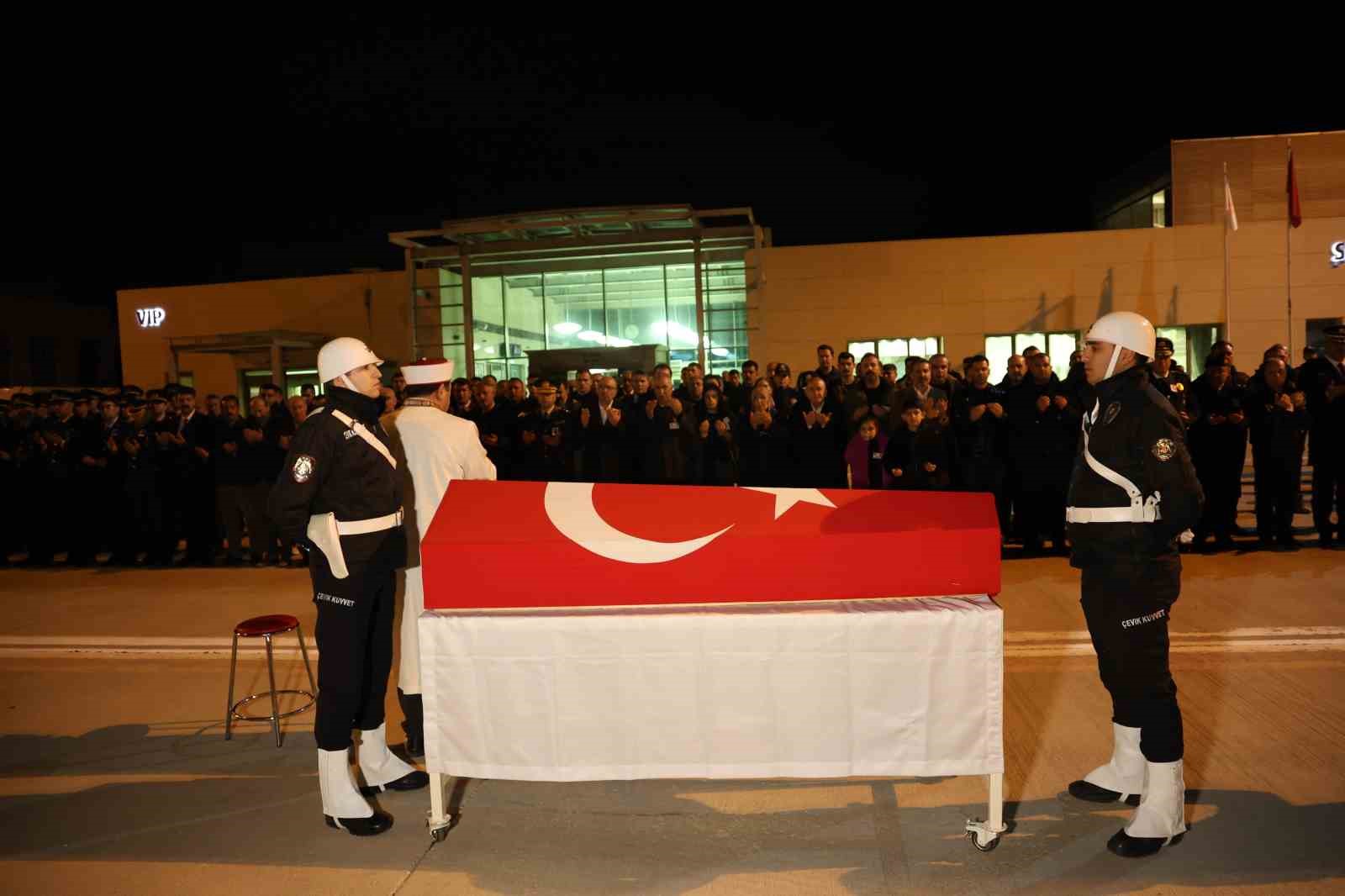Şehit polis memuru Seçkin Yalçın, memleketi Elazığ’da törenle karşılandı
Şehit polis memuru Seçkin Yalçın, memleketi Elazığ’da törenle karşılandı
