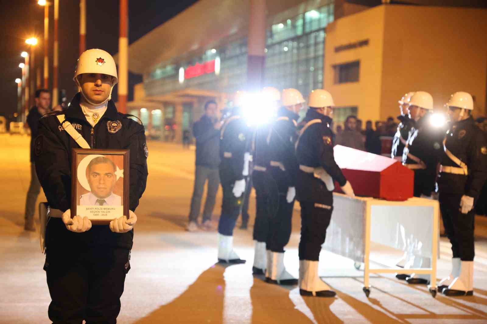 Şehit polis memuru Seçkin Yalçın, memleketi Elazığ’da törenle karşılandı
Şehit polis memuru Seçkin Yalçın, memleketi Elazığ’da törenle karşılandı