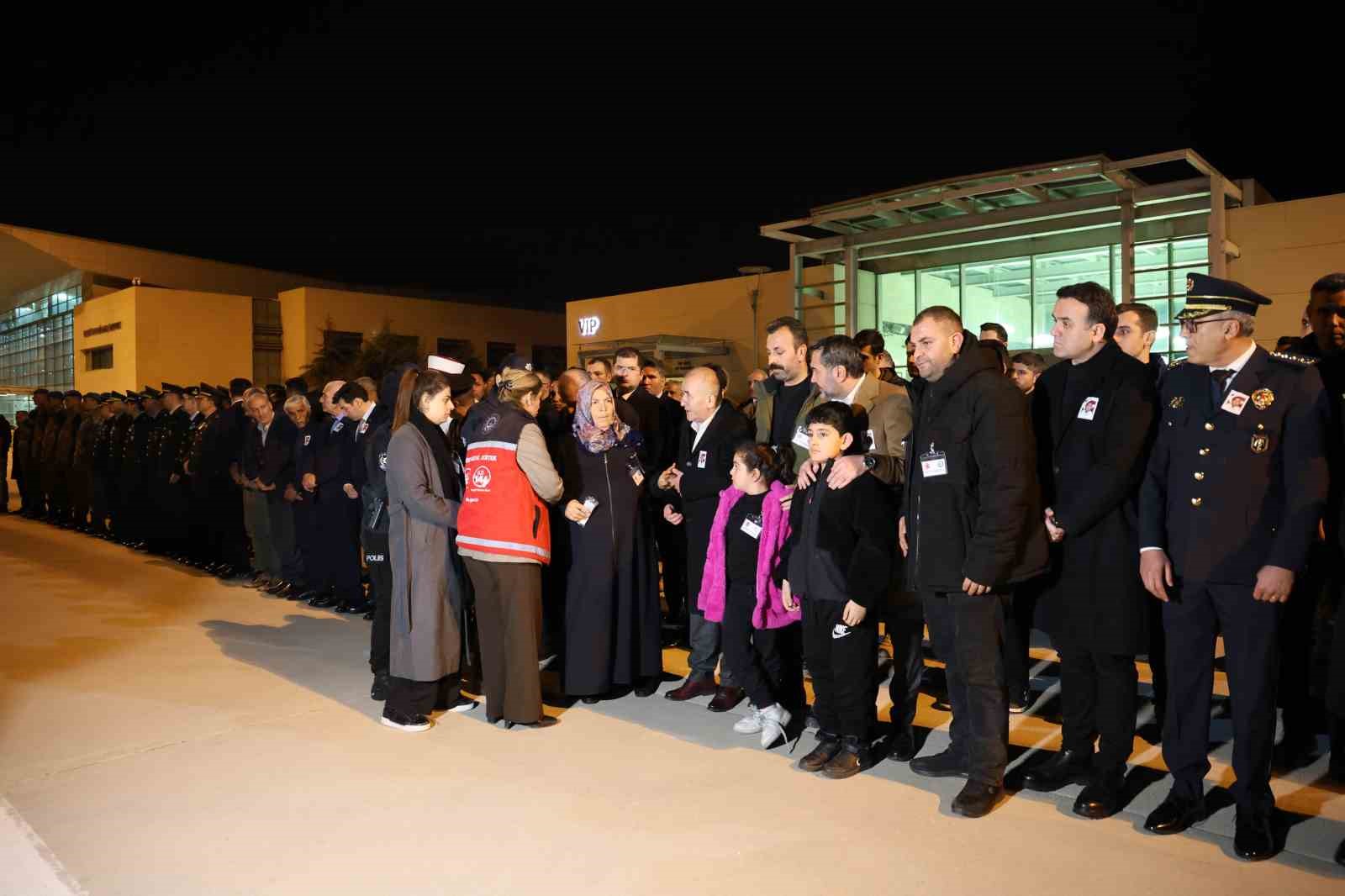Şehit polis memuru Seçkin Yalçın, memleketi Elazığ’da törenle karşılandı
Şehit polis memuru Seçkin Yalçın, memleketi Elazığ’da törenle karşılandı