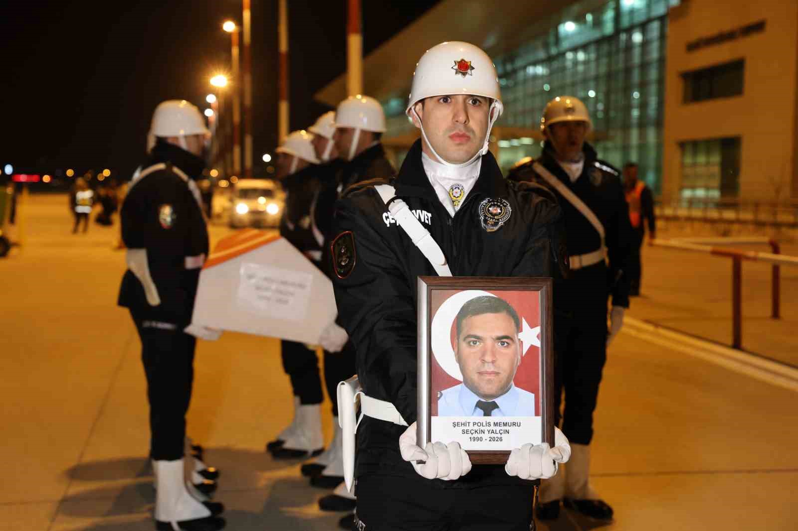 Şehit polis memuru Seçkin Yalçın, memleketi Elazığ’da törenle karşılandı
Şehit polis memuru Seçkin Yalçın, memleketi Elazığ’da törenle karşılandı