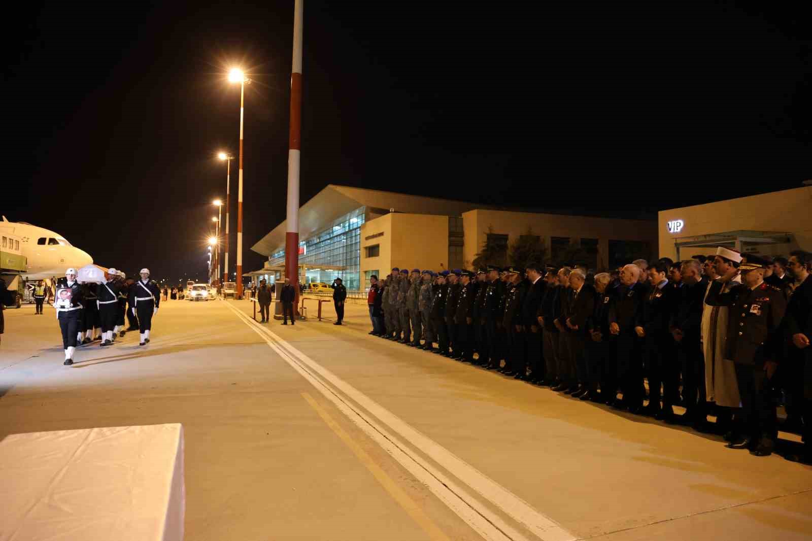 Şehit polis memuru Seçkin Yalçın, memleketi Elazığ’da törenle karşılandı
Şehit polis memuru Seçkin Yalçın, memleketi Elazığ’da törenle karşılandı