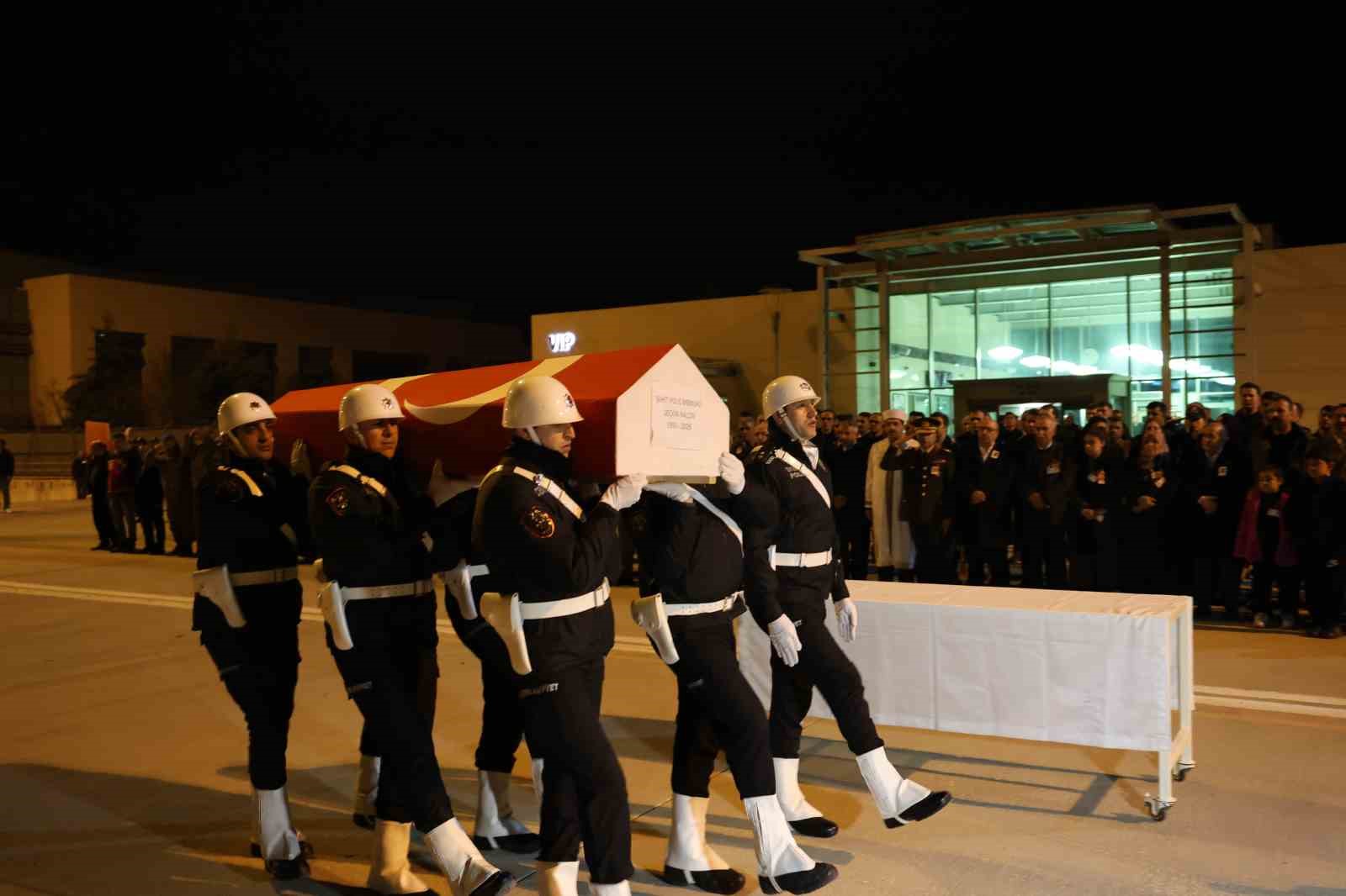 Şehit polis memuru Seçkin Yalçın, memleketi Elazığ’da törenle karşılandı
Şehit polis memuru Seçkin Yalçın, memleketi Elazığ’da törenle karşılandı