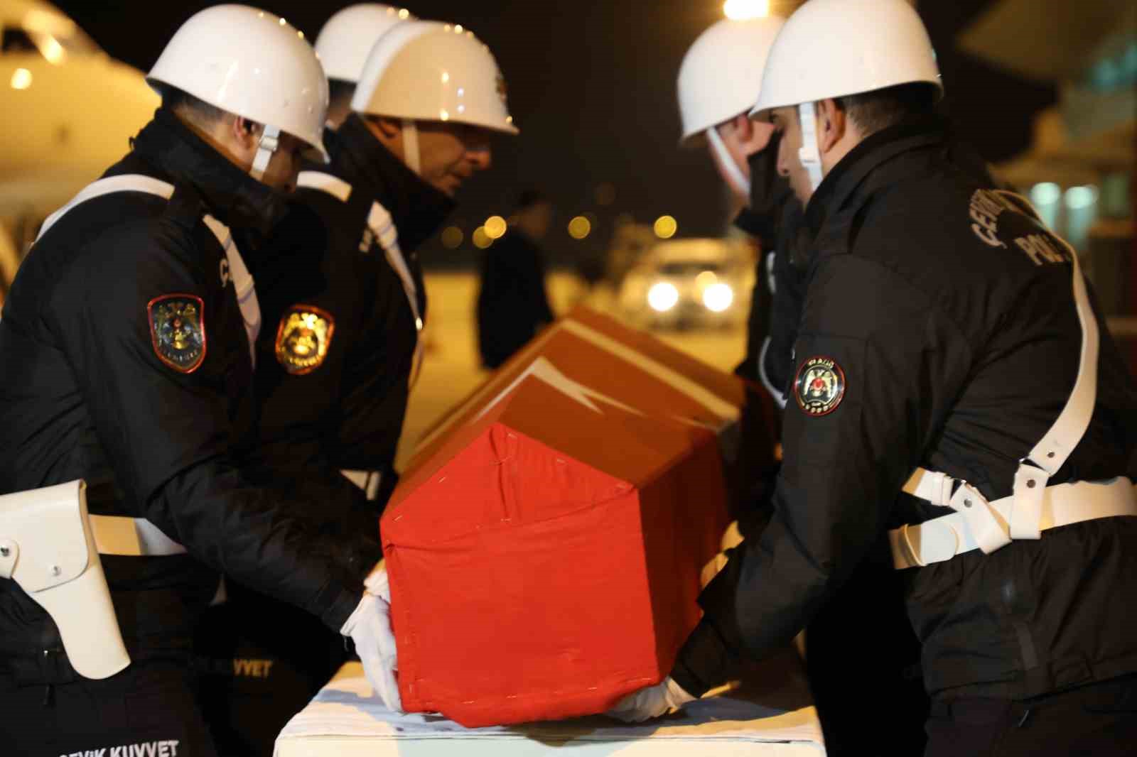 Şehit polis memuru Seçkin Yalçın, memleketi Elazığ’da törenle karşılandı
Şehit polis memuru Seçkin Yalçın, memleketi Elazığ’da törenle karşılandı