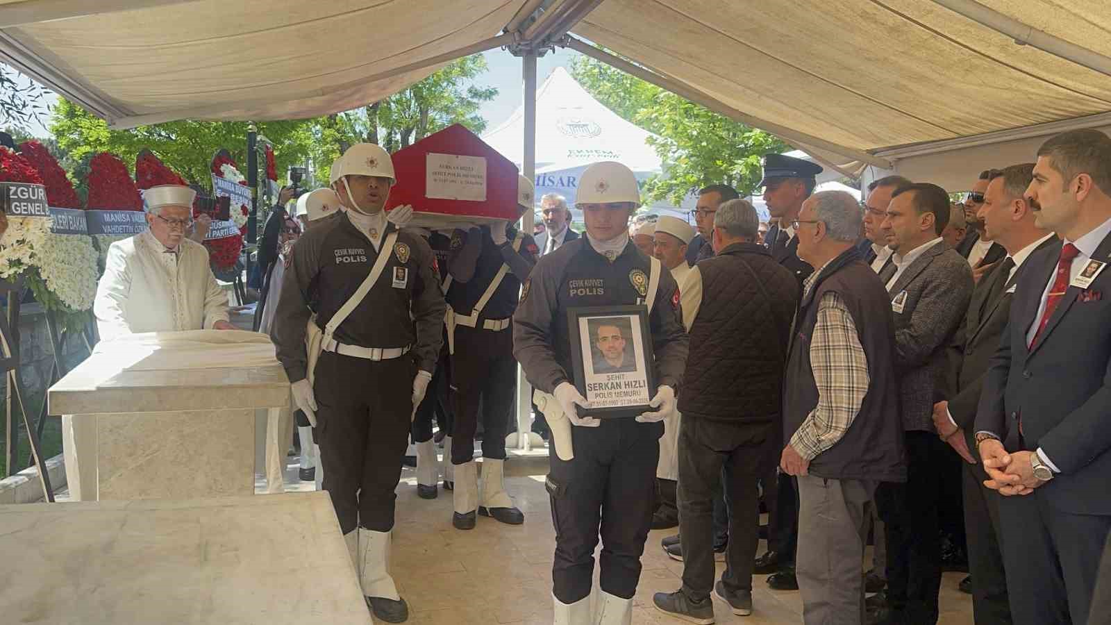 Şehit polisin cenazesinde gözyaşları sel oldu
