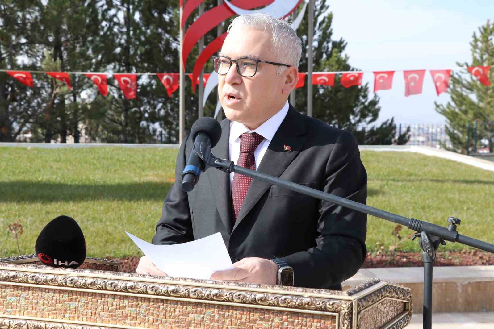 Şehit ve gazi yakınlarının yaptığı el emeği tablolar sergilendi
