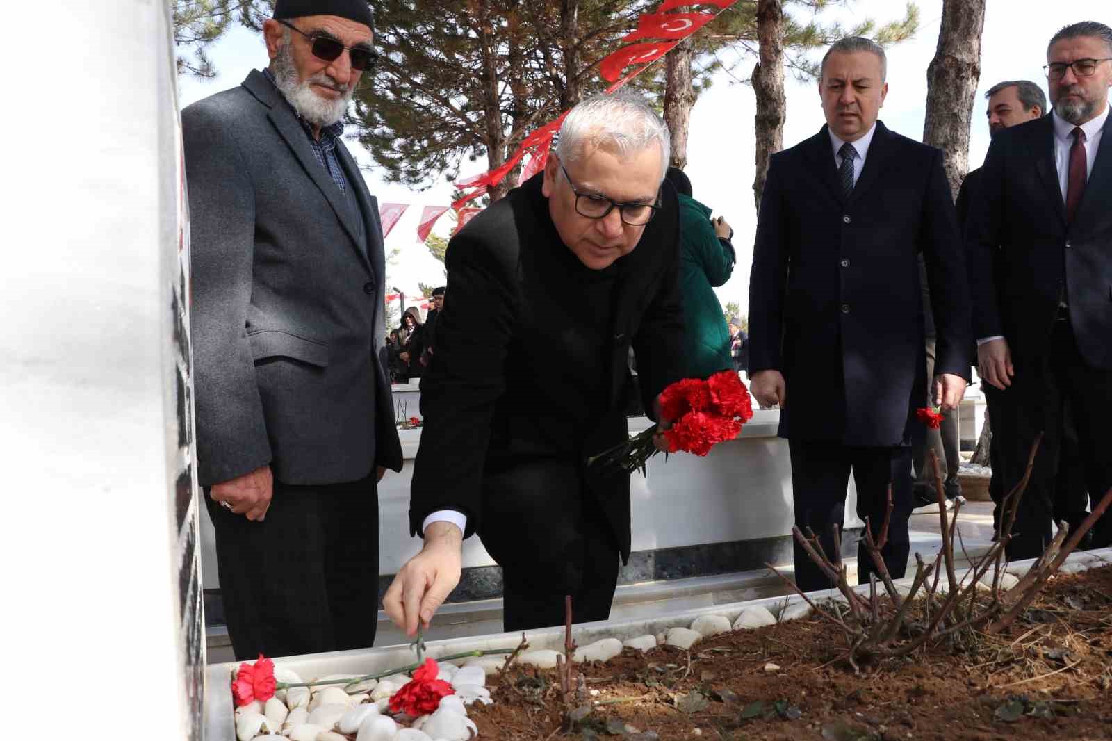 Şehit ve gazi yakınlarının yaptığı el emeği tablolar sergilendi
