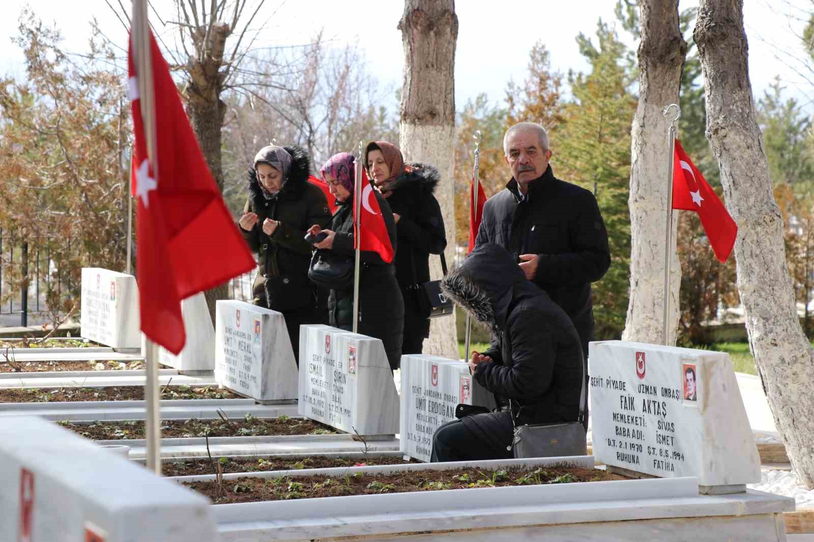 Şehit ve gazi yakınlarının yaptığı el emeği tablolar sergilendi
