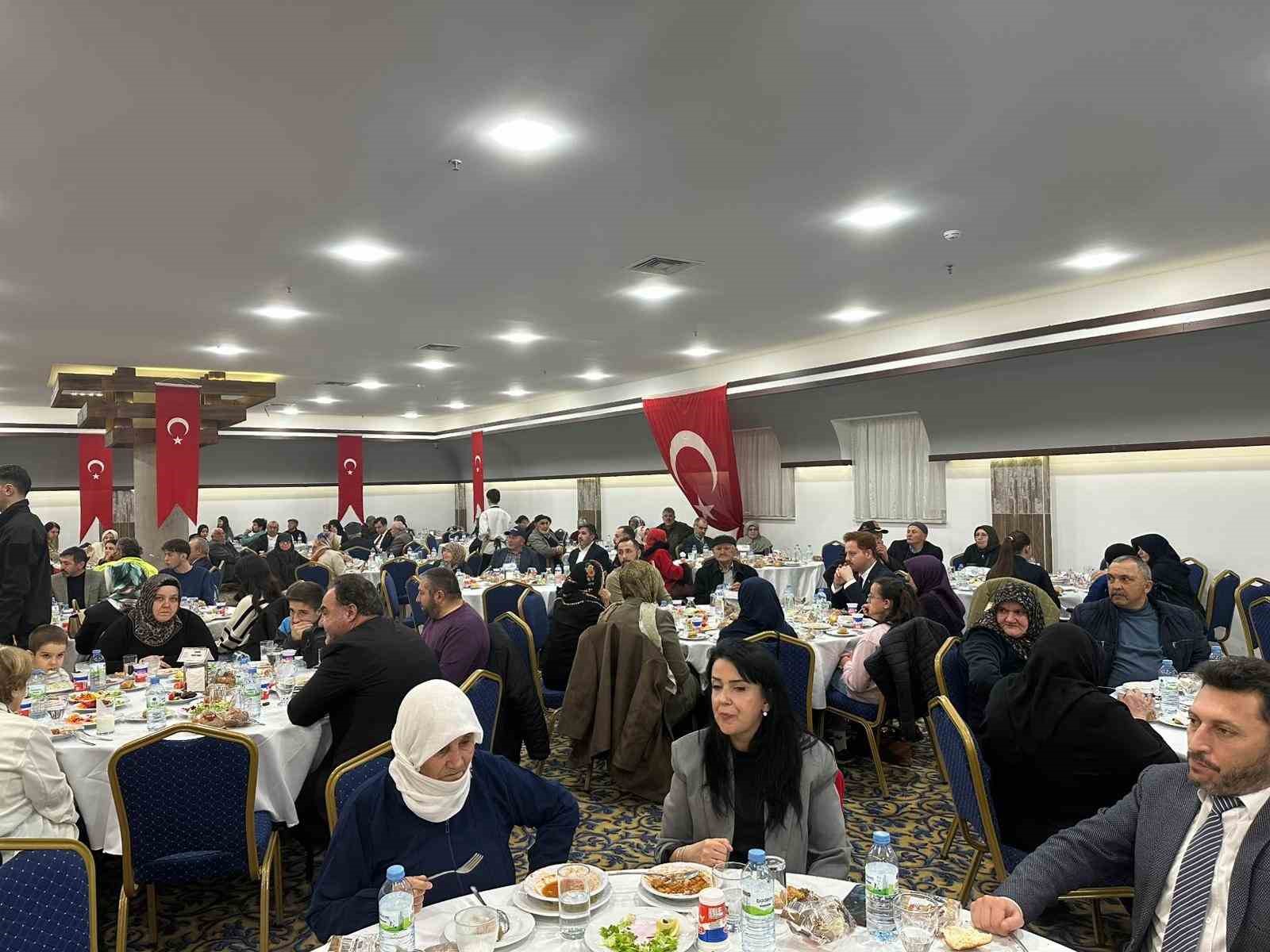 Şehit yakınları ve gaziler iftar sofrasında buluştu
Şehit yakınları ve gaziler iftar sofrasında buluştu