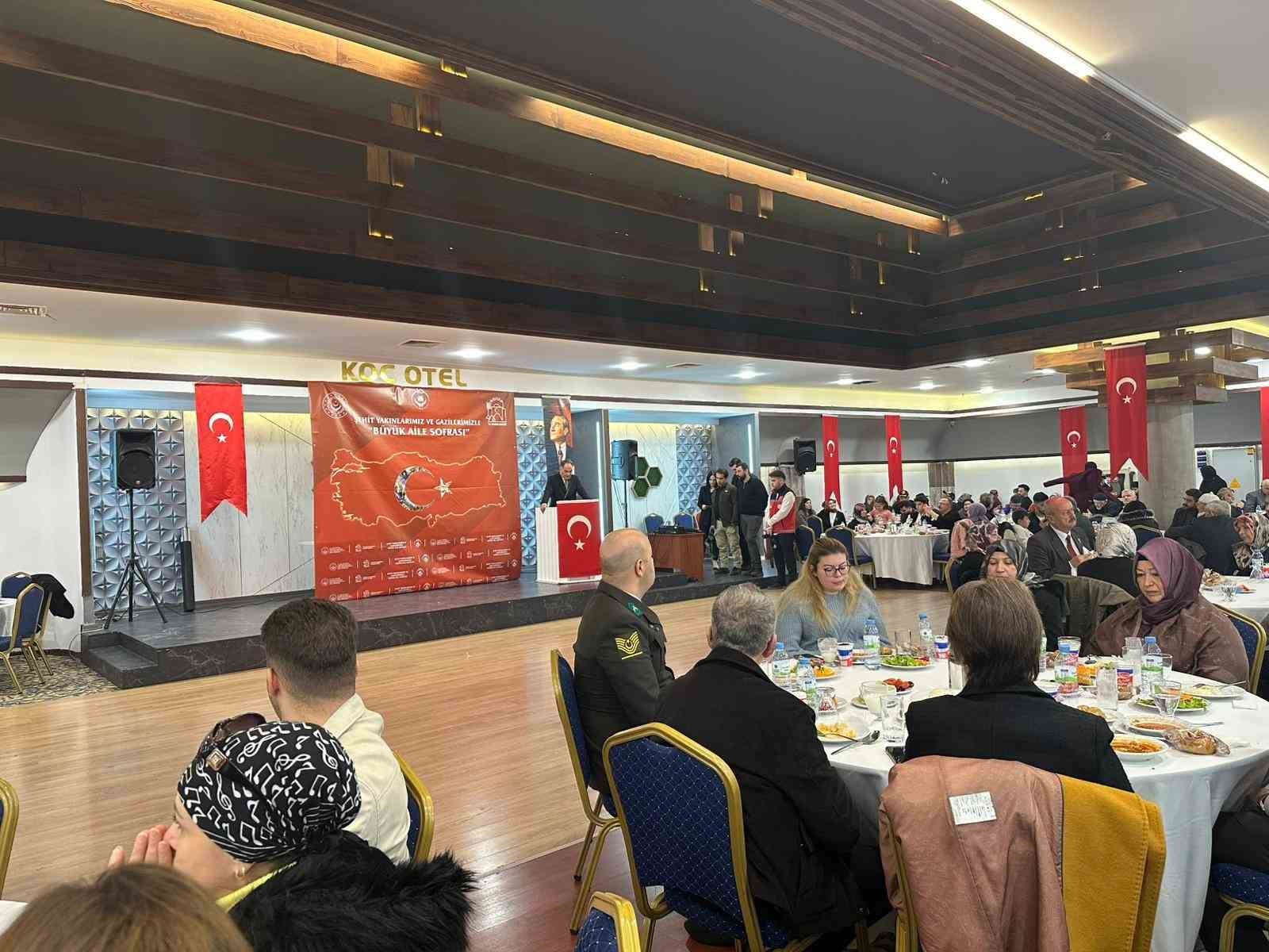 Şehit yakınları ve gaziler iftar sofrasında buluştu
Şehit yakınları ve gaziler iftar sofrasında buluştu