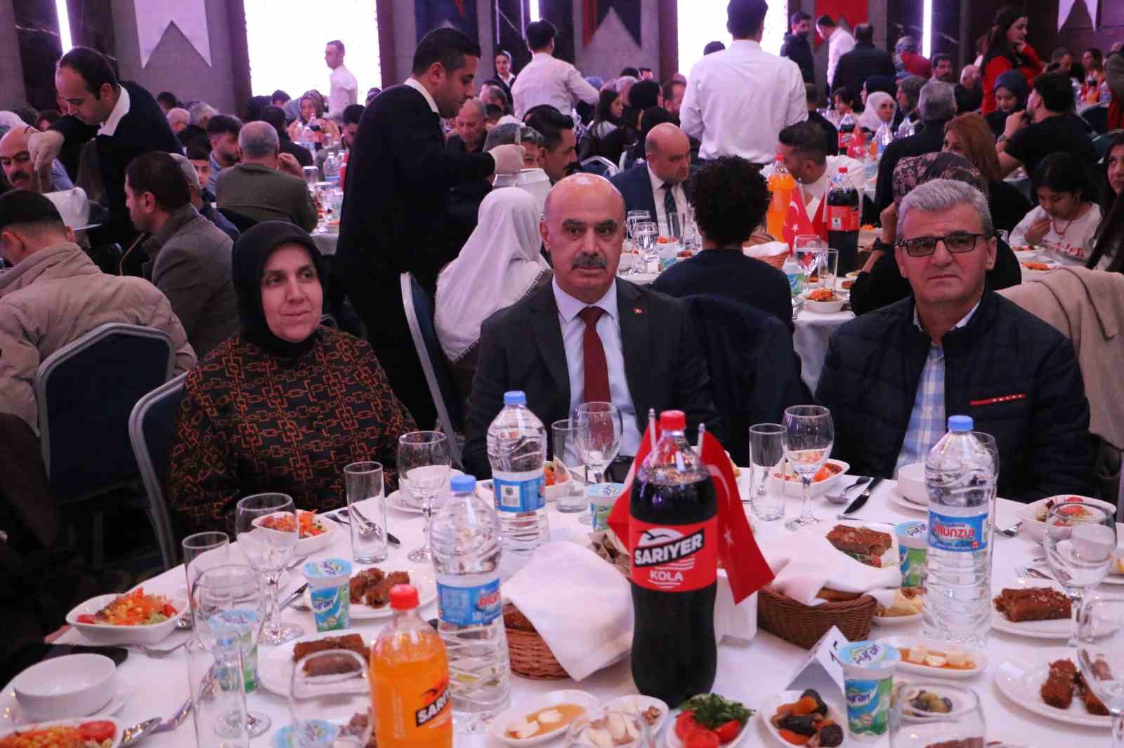 Şehit yakınları ve gaziler ilk iftarda bir araya geldi
Şehit yakınları ve gaziler ilk iftarda bir araya geldi